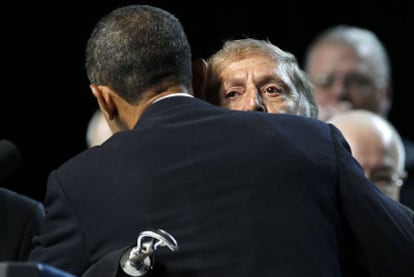 El presidente Barack Obama confirmó ayer ante un grupo de veteranos (en la foto abraza a uno de ellos) que el 31 de este mes se acabará la misión militar en el país árabe.