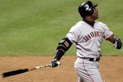 Barry Bonds, después de golpear la bola para su 70º <i>home run </i><b>de la temporada 2001.</b>