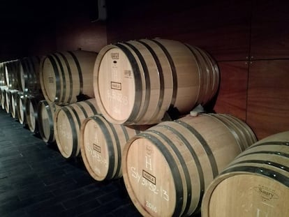 Como no está acogida a ninguna denominación de origen, la bodega deja el vino en barrica el tiempo que considere necesario.