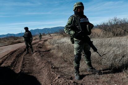 Soldados del Ejército en Bavispe (Estado de Sonora), en enero de 2020, tras el asesinato de miembros de la familia LeBarón.