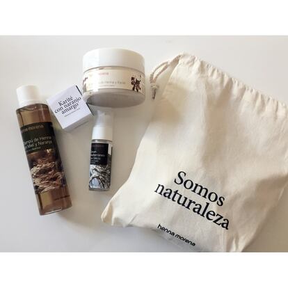 Este pack de Henna Morena contiene los imprescindible para cuidar el cabello y la piel antes y después del sol: Karité facial con Naranjo amargo. Serum Mediterráneo. Champú de Henna con Miel y Naranja. Mascarilla de Henna y Karité. El pack viene con una bolsa neceser de algodón de regalo ( 75 euros, un 20% menos que comprando ls productos por separado)