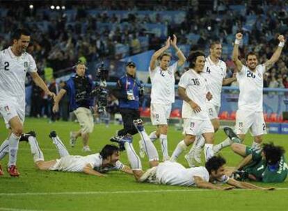 Los jugadores italianos celebran el triunfo