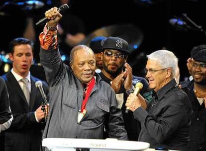 Quincy Jones, junto al director del festival, Claude Nobs (derecha).