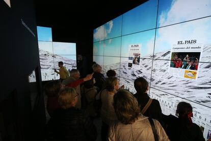 Visitantes en la Exposicion 40 aniversario de El País en el Palacio Municipal de Cibeles.