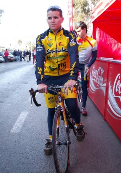 Macarrón, durante el control de firmas en la Challenge Ciclista a Mallorca de 2005, en su segundo día como profesional.