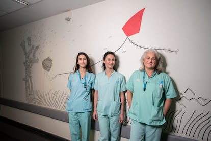 Desde la izquierda, las ginecólogas del Hospital de Torrejón Sofía Alonso, Coral García y Belén Santacruz en la entrada del paritorio la semana pasada.