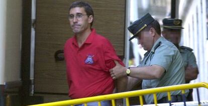 El etarra José Luis Urrusolo Sistiaga llega a la Audiencia Nacional en 2002.