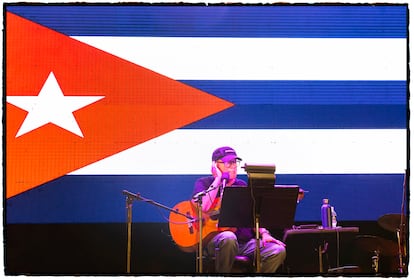 Silvio en a las escalinatas de la Universidad de La Habana.