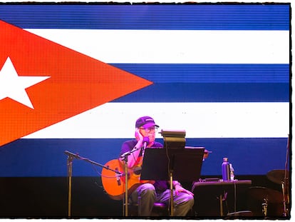 Silvio en a las escalinatas de la Universidad de La Habana.
