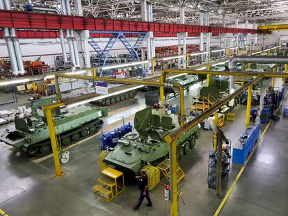 Una fábrica de vehículos blindados en Tatarstán (Rusia), en una imagen del Ministerio de Defensa ruso, el 11 de julio de 2023.