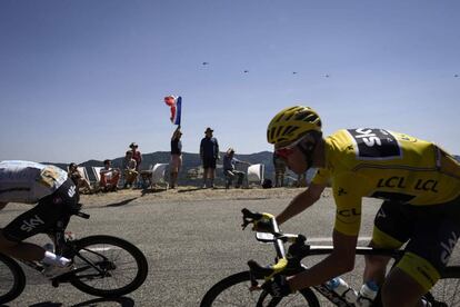 El ciclista británico Christopher Froome (d), lleva la camiseta amarilla del líder de la general, durante la etapa de 165 kilómetros entre las localidades francesas de Le Puy-en-Velay y Romans-sur-Isere, el 18 de junio de 2017.