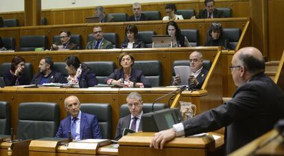 Debate en el Parlamento vasco sobre la ley que reconoce a las víctimas de abusos policiales.