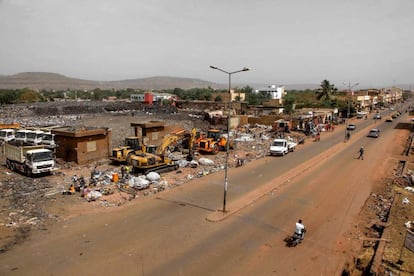 El vertedero de Bamako genera contaminación no controlada y altos costos de vida para los habitantes de la ciudad. Los expertos advierten que los estándares de vida no aumentan al mismo ritmo que el rápido crecimiento urbano del continente.