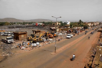 El vertedero de Bamako genera contaminaci&oacute;n no controlada y altos costos de vida para los habitantes de la ciudad. Los expertos advierten que los est&aacute;ndares de vida no aumentan al mismo ritmo que el r&aacute;pido crecimiento urbano del continente. 