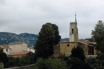 El pueblo burgalés de La Parte de Bureba, en el que destaca la torre de la iglesia, visto desde el camposanto.