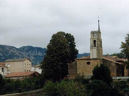 El pueblo burgalés de La Parte de Bureba, en el que destaca la torre de la iglesia, visto desde el camposanto.