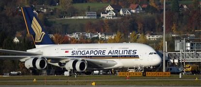 Los motores de un A-380 de la compañía Singapore Airlines son revisados en el aeropuerto de Zurich.