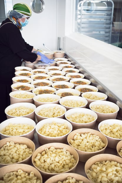 Una voluntaria en la cocina de Santa Eugenia de la ONG WCK de José Andrés.