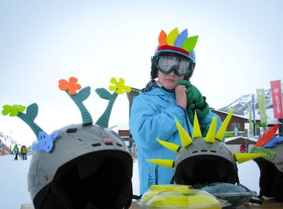 Un niño se prepara para esquiar en Cerler.