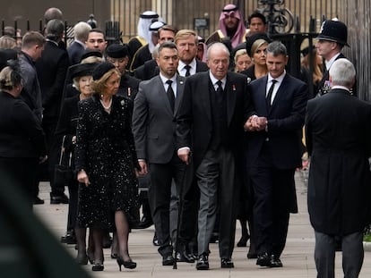 Juan Carlos I llega junto a la reina Sofía al funeral de Isabel II en la abadía de Westminster, en Londres, el 30 de noviembre.