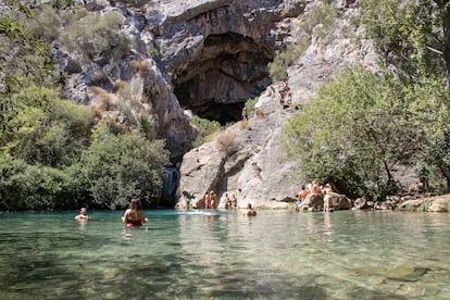 La poza y la cascada en la cueva del Gato, una de las paradas de una ruta por el río Guadiaro (Málaga).