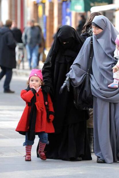 Mujeres con velo (la de negro, <i>niqab;</i> a la otra, <i>chador)</i> en Tolouse.