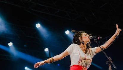 A cantora Marina Peralta se apresenta no Festival de Inverno de Bonito.