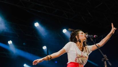 A cantora Marina Peralta se apresenta no Festival de Inverno de Bonito.