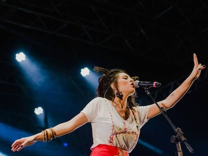 A cantora Marina Peralta se apresenta no Festival de Inverno de Bonito.