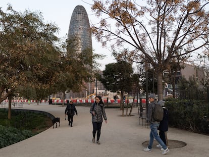 La plaza de las Glorias de Barcelona, en su parte ya reurbanizada, con la zona de obras de fondo y la torre Agbar como referente del espacio.