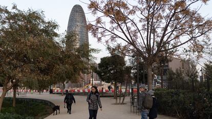 La plaza de les Glòries de Barcelona, en su parte ya reurbanizada, con la zona de obras de fondo y la torre Agbar como referente del espacio, este lunes.