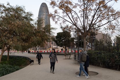 La plaza de las Glorias de Barcelona, en su parte ya reurbanizada, con la zona de obras de fondo y la torre Agbar como referente del espacio.