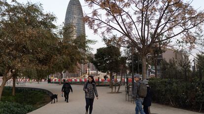 La plaza de las Glorias de Barcelona, en su parte ya reurbanizada, con la zona de obras de fondo y la torre Agbar como referente del espacio.