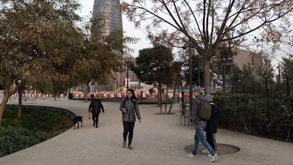 La plaza de les Glòries de Barcelona, en su parte ya reurbanizada, con la zona de obras de fondo y la torre Agbar como referente del espacio, este lunes.