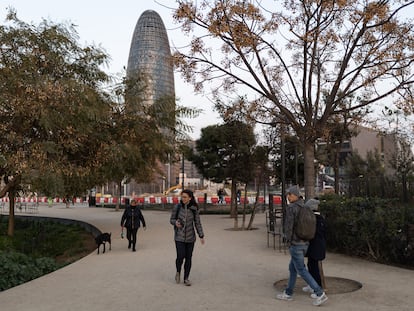 La plaza de les Glòries de Barcelona, en su parte ya reurbanizada, con la zona de obras de fondo y la torre Agbar como referente del espacio, este lunes.