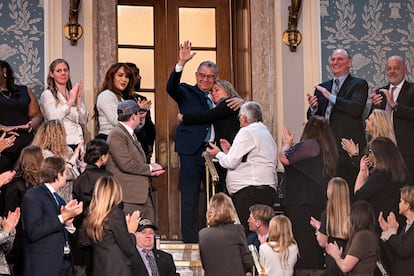 Enrique Marquez es recibido en el Capitolio, en Washington.