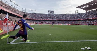 Messi sacando de esquina ante el Sevilla.