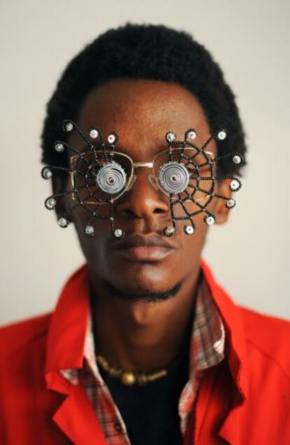 Las gafas del artista keniata Cyrus Kabiru.