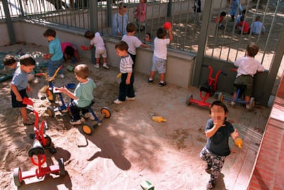 Niños jugando en una guardería de Barcelona.