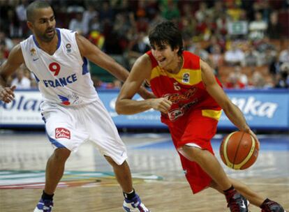 Ricky Rubio bota el balón frente a Tony Parker.