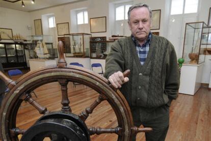 Pepe Rey, antiguo alumno de la escuela de San Cibrao, en el Museo Provincial do Mar.