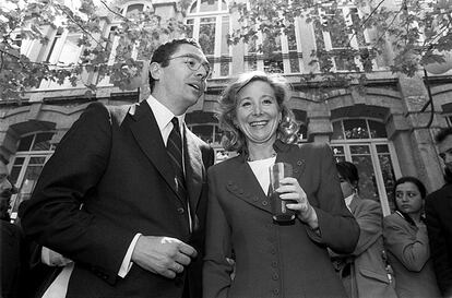 Alberto Ruiz-Gallardón, presidente de Comunidad de 1995 a 2003, y Esperanza Aguirre, entonces ministra de Educación y Ciencia, posan en la recepción oficial de la fiesta de la Comunidad.