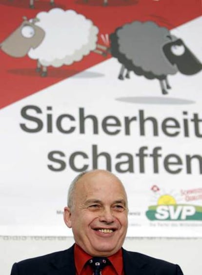 Maurer, presidente del SVP-UDC, con el cartel de la polémica al fondo.