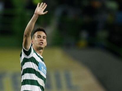 El jugador del Sporting de Lisboa Pereira saluda durante el partido ante el Benfica del pasado fin de semana.