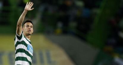 El jugador del Sporting de Lisboa Pereira saluda durante el partido ante el Benfica del pasado fin de semana.