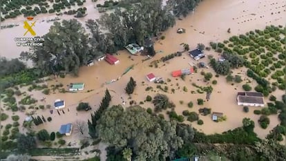 Imágenes tomadas desde el helicóptero del Servicio Aéreo de la Guardia Civil del río Guadalhorce a su paso por Álora y Cártama (Málaga) este martes. 