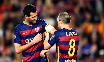 Iniesta posa el braçalet a Busquets.