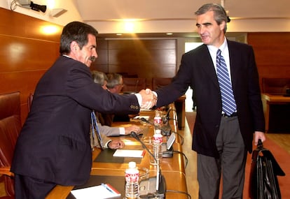 José Joaquín Martínez Sieso, a la derecha, saluda al líder del PRC, Miguel Ángel Revilla. La foto es de diciembre de 2019.