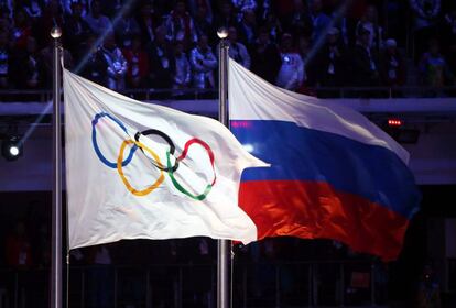 La bandera rusa junto a la ol&iacute;mpica en los pasados Juegos de Sochi.