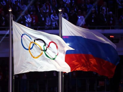 La bandera rusa junto a la ol&iacute;mpica en los pasados Juegos de Sochi.